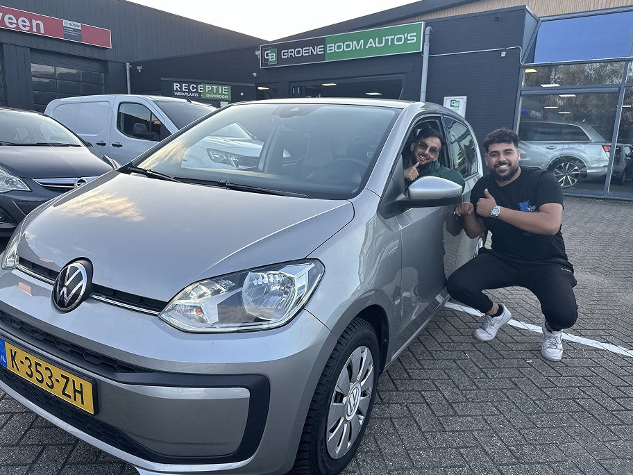 Marco en Kiro bij de Volkswagen Up die Oduree weggaf bij 100.000 bestellingen